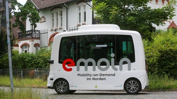 Ein selbstfahrendes Fahrzeug steht auf einer Straße. © Verkehrsbetriebe Hamburg-Holstein / VHH 