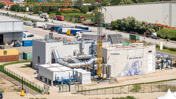 Der Technologiekonzern Siemens Gamesa Renewable Energy hat den Testbetrieb eines elektrothermischen Energiespeichers im Hamburger Hafen aufgenommen. Der Technologiekonzern Siemens Gamesa Renewable Energy hat den Testbetrieb eines elektrothermischen Energiespeichers im Hamburger Hafen aufgenommen.