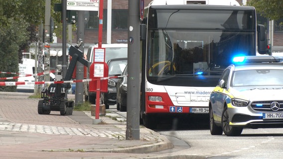 Roboter rollt in Richtung eines Linienbusses. © TeleNewsNetwork Foto: Screenshot