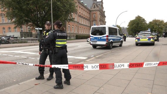 Polizeibeamte sichern die Umgebung vor dem Hamburger Landgericht ab. © TeleNewsNetwork Foto: Screenshot