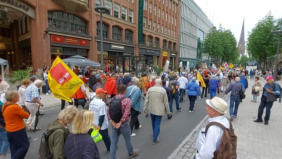 Senioren und Seniorinnen ziehen bei einer Demonstration durch die Hamburger Innenstadt. © NDR Foto: Karsten Sekund