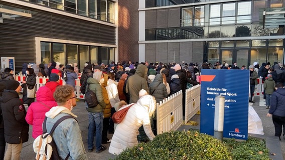 Menschen stehen vor dem neuen Ankunftszentrum in Hamburg Wandsbek. © NDR 