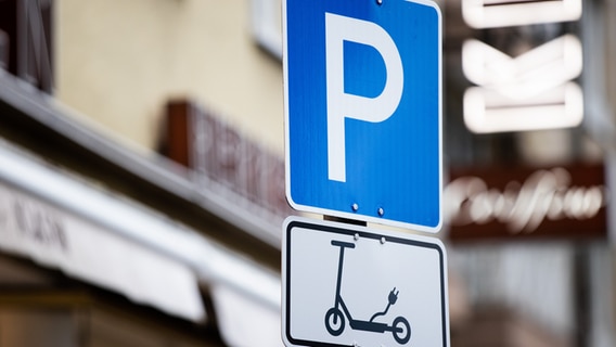 Ein Hinweisschild weist Parkplätze für E-Scooter aus. © picture alliance/dpa Foto: Rolf Vennenbernd