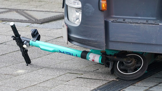 Nach einem Unfall liegt ein E-Scooter in Hamburg unter einem Lkw. © picture alliance 
