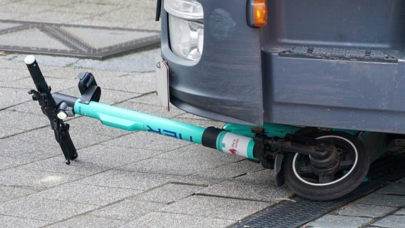 Nach einem Unfall liegt ein E-Scooter in Hamburg unter einem Lkw. © picture alliance 