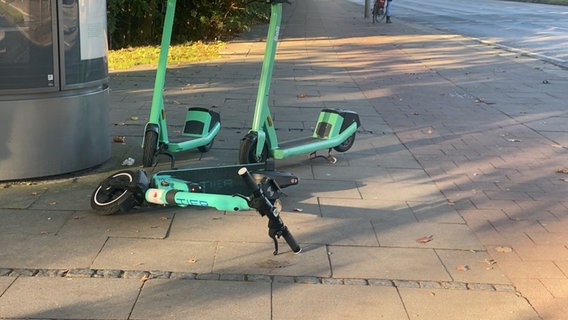 E-Scooter liegen und stehen auf dem Gehweg. © NDR Foto: Screenshot