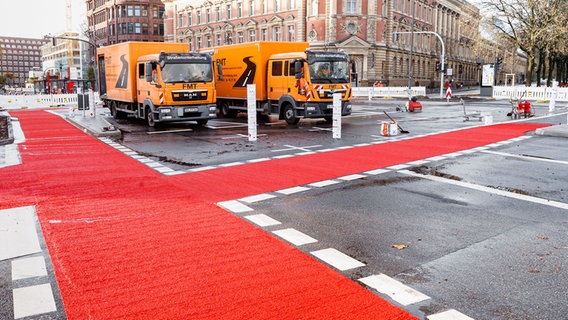 Baufahrzeuge stehen auf einer Baustelle in der Esplanade in der Hamburger Innenstadt. © dpa Foto: Markus Scholz