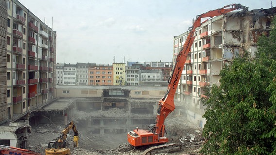Ein Bagger reißt die "Esso-Häuser" auf dem Hamburger Kiez ab. © NDR Foto: Heiko Block