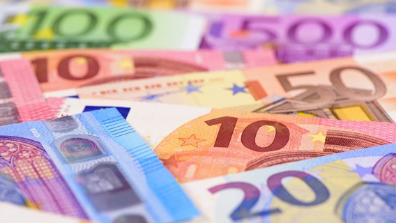 Mehrere Geldscheine in Euro-Währung. © picture alliance / Zoonar Foto: Wolfgang Filser