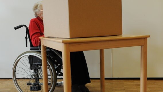Rollstuhlfahrerin im Wahllokal  Foto: Angelika Warmuth