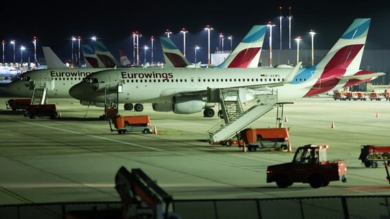 Flugzeuge von der Fluggesellschaft Eurowings stehen in der Nacht auf dem Flughafen in Hamburg. © dpa Foto: Bodo Marks