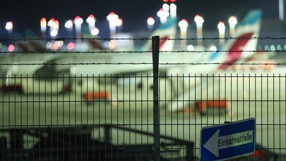 Maschinen der Fluggesellschaft Eurowings stehen dunkel und ohne Crew oder Bodenpersonal in der Nacht auf dem Flughafen Hamburg. © dpa Foto: Bodo Marks