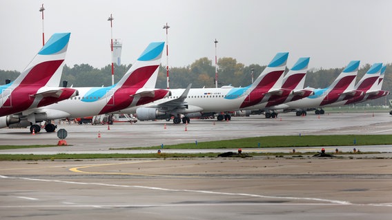 Abgestellte Maschinen der Fluggesellschaft Eurowings stehen auf dem Flughafen Hamburg. © dpa Foto: Bodo Marks