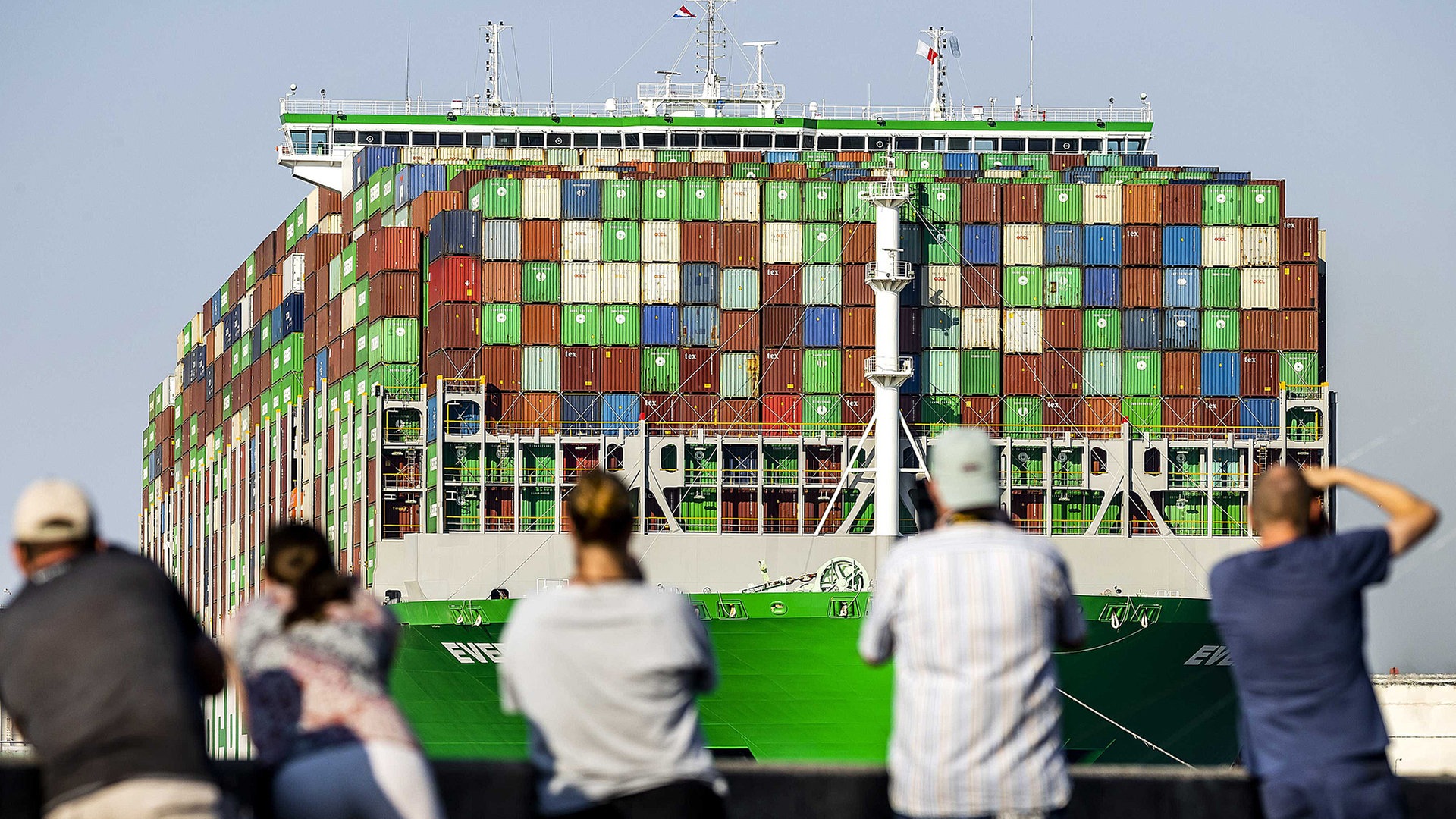 Größtes Containerschiff der Welt im Hamburger Hafen