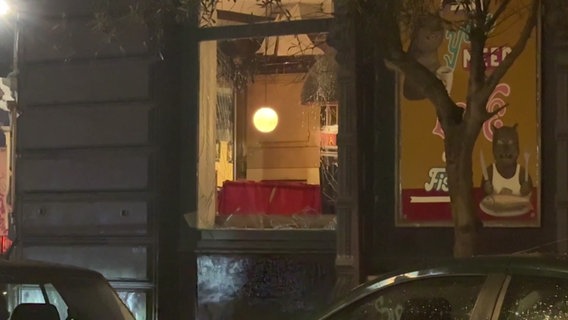 Mehrere Scheiben eines Restaurants sind zerstört. © TNN 