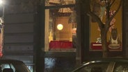 Mehrere Scheiben eines Restaurants sind zerstört. © TNN 