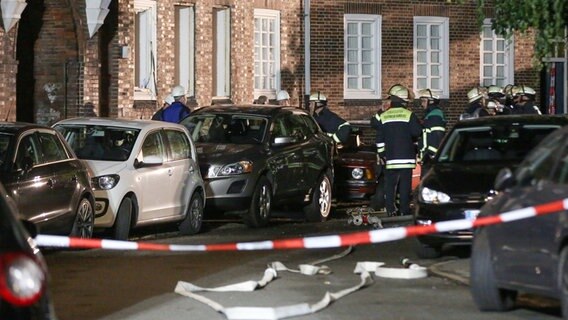 Feuerwehrleute stehen nach einer Gasexplosion neben einem abgesperrten Mehrfamilienhaus in Hamburg-Ottensen © dpa Foto: Bodo Marks