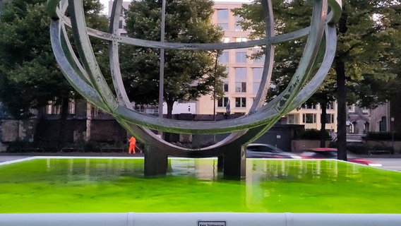 Nach einer Protestaktionen der Gruppe "Extinction Rebellion Deutschland" ist ein Brunnen in Hamburg grün eingefärbt. © Extinction Rebellion Deutschland 