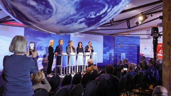 Forscher sprechen beim Extremwetterkongress in Hamburg. © picture alliance/dpa Foto: Ulrich Perrey