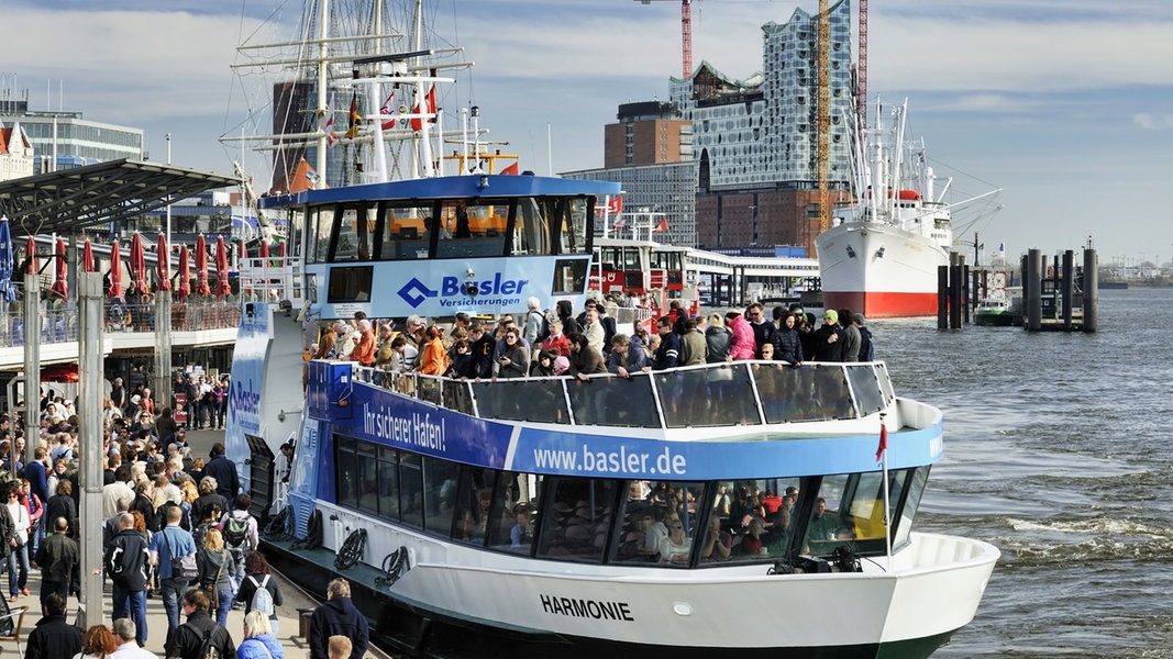 HADAG schafft neue Fährlinien im Hamburger Hafen