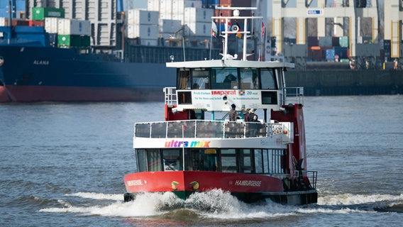 Eine Hamburger Hafenfähre fährt mit nur wenigen Personen an Bord über die Elbe. © picture alliance / dpa Foto: Daniel Reinhardt