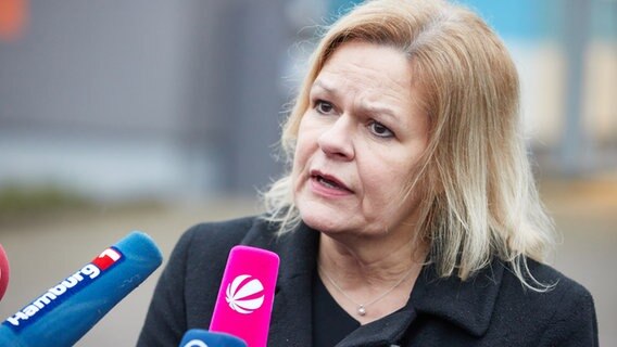 Nancy Faeser (SPD), Bundesministerin des Innern und Heimat, gibt vor dem Gebäude der Zeugen Jehovas in Hamburg ein Statement. © picture alliance/dpa Foto: Georg Wendt