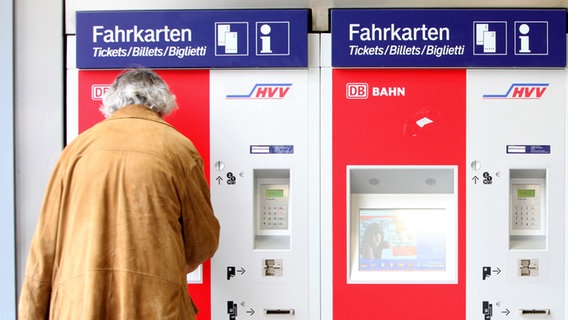 Kunde kauft am Samstag an einem Fahrkartenautomat im Bahnhof Altona in Hamburg Fahrkarten. © dpa - picture alliance Foto: Bodo Marks