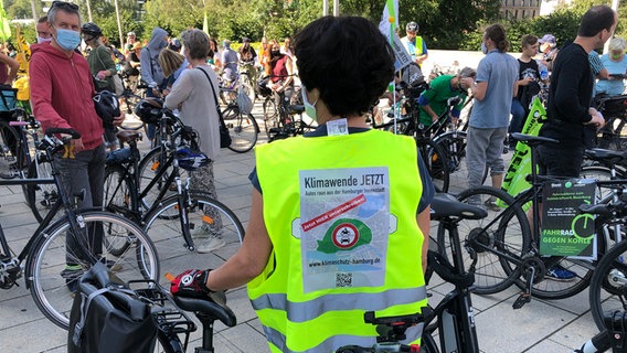 Demonstrierende auf Fahrrädern. © NDR Foto: Kai Salander