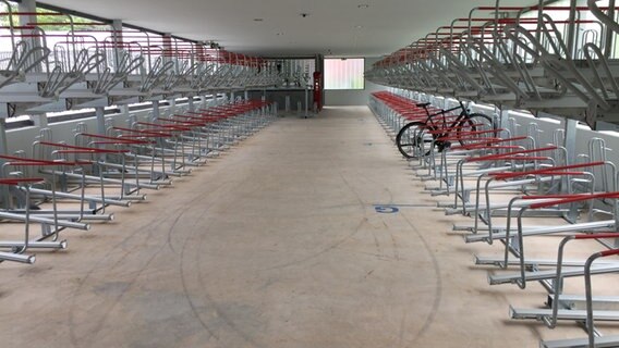Das Fahrradparkhaus an der Kellinghusenstraße in Hamburg ist leer © NDR Foto: Reinhard Postelt