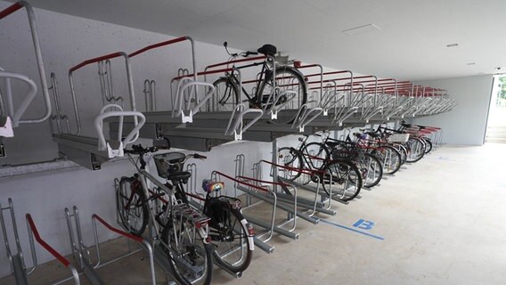 Fahrräder stehen in einem Fahrradparkhaus. © picture alliance / | - Foto: picture alliance
