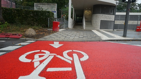 Die Radwege vor dem Fahrradparkhaus Kellinghusenstraße wurden erneuert. © CityNewsTV Foto: CityNewsTV