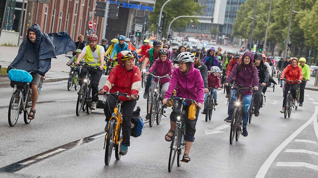 Teilnehmende der Hamburger Fahrradsternfahrt fahren in der Innenstadt.