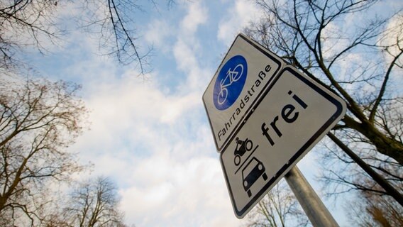 Ein Hinweisschild in einer Fahrradstraße. © dpa Foto: Daniel Bockwoldt