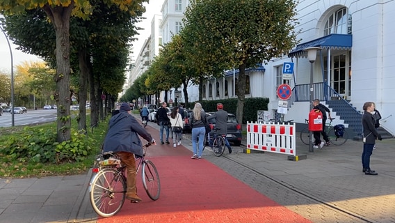 Mehrere Personen sind auf einer Fahrradstraße an der Außenalster in Hamburg unterwegs. © NDR Foto: Karsten Sekund