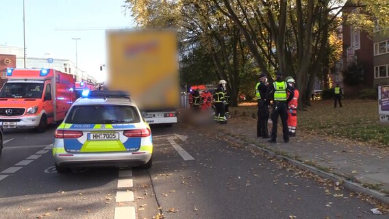 Nach einem Unfall in der Habichtstraße in Hamburg sind mehrere Kräfte der Polizei und Feuerwehr im Einsatz. © TV-Elbnews Foto: Screenshot