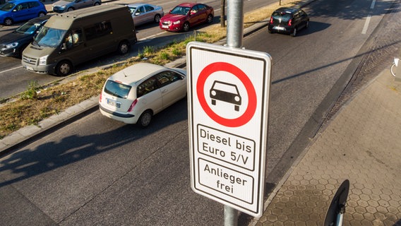 Ein Fahrverbotsschild für Fahrzeuge mit Diesel-Motor bis Euro5 steht an der Max-Brauer-Allee. © dpa Foto: Daniel Bockwoldt