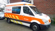 Ein Rettungswagen des Unternehmens Falck. © picture alliance / 
