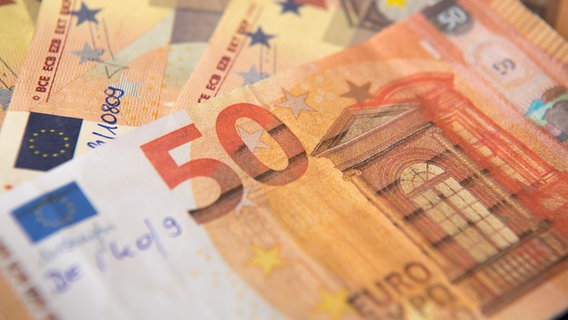 Mehrere gefälschte 50-Euro-Scheine liegen aufgefächert nebeneinander. © picture alliance/dpa Foto: Fabian Sommer
