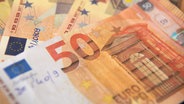 Mehrere gefälschte 50-Euro-Scheine liegen aufgefächert nebeneinander. © picture alliance/dpa Foto: Fabian Sommer