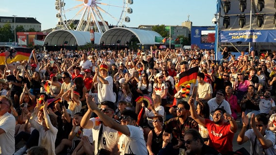 EM-Fanfest auf dem Heiligengeistfeld. © NDR Foto: Screenshot