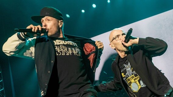 Michael Beck (l) und Thomas D performen beim Auftakt der Deutschland-Tour der Hip-Hop-Gruppe "Die Fantastischen Vier". © picture alliance/dpa | Markus Scholz 