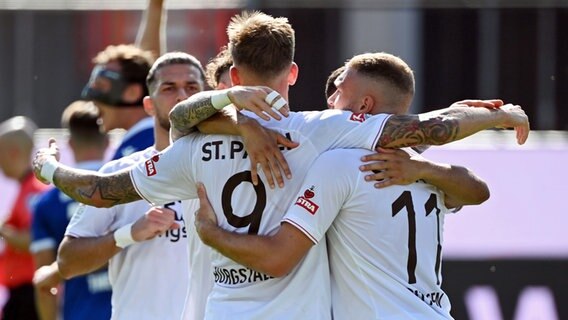 Die Spieler des FC St. Pauli bejubeln ein Tor im Spiel bei Karlsruher SC. © picture alliance / dpa Foto: Uli Deck