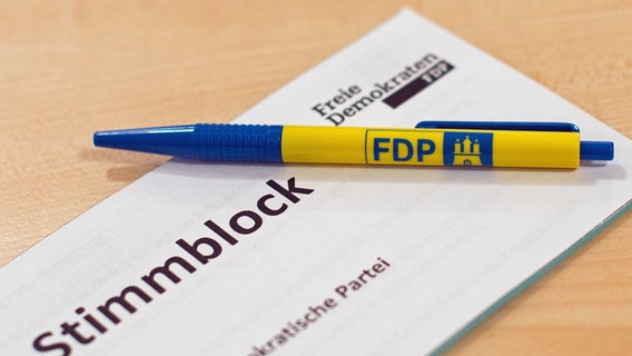 Ein Kugelschreiber liegt in Hamburg während des FDP-Landesparteitages auf einem Stimmblock. © picture alliance / dpa Foto: Daniel Bockwoldt