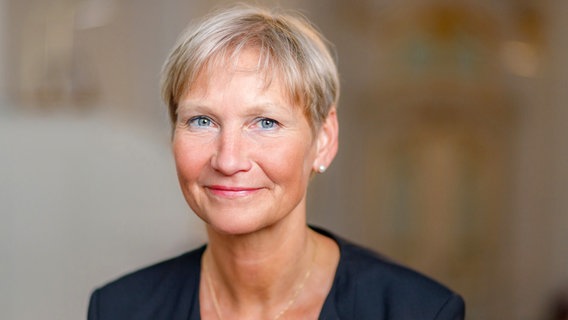 Bischöfin Kirsten Fehrs sieht in die Kamera. Bischöfin Kirsten Fehrs sieht in die Kamera. © Nordkirche