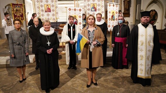 Carola Veit (l-r, SPD), Präsidentin der Hamburgischen Bürgerschaft, Peter Tschentscher (SPD), Erster Bürgermeister und Präsident des Senats der Freien und Hansestadt Hamburg, Bischöfin Kirsten Fehrs, Evangelisch-Lutherische Kirche in Norddeutschland, Pastor Uwe Onnen, Arbeitsgemeinschaft der christlichen Kirchen in Hamburg (ACK), Iryna Tybinka, Generalkonsulin der Ukraine in Hamburg, Hauptpastor Jens-Martin Kruse, Evangelisch-Lutherischer Kirchenkreis Hamburg-Ost, Erzbischof Stefan Heße, Erzbistum Hamburg, und Pfarrer Pavlo Tsvok, Ukrainisch Katholische Kirchengemeinde Allerheiligen, Hamburg-Neugraben, stehen nach einem Gedenkgottesdienst zusammen in der Hauptkirche St. Petri. © picture alliance/dpa Foto: Marcus Brandt