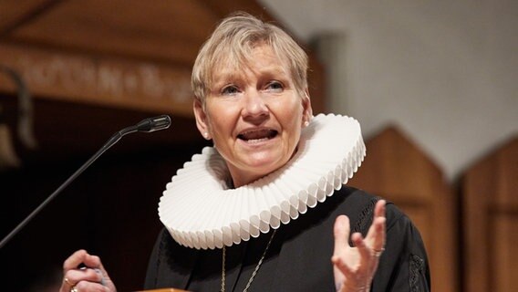 Bischöfin Kirsten Fehrs bei einer Anspache in einer Hamburger Kirche. © picture alliance / dpa Foto: Georg Wendt