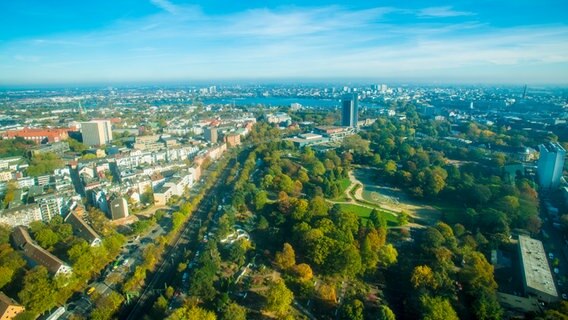 Ausblick vom Hamburg Fernsehturm auf den Park "Planten un Blomen" und die Alster. © Thomas Gramlow Foto: Thomas Gramlow