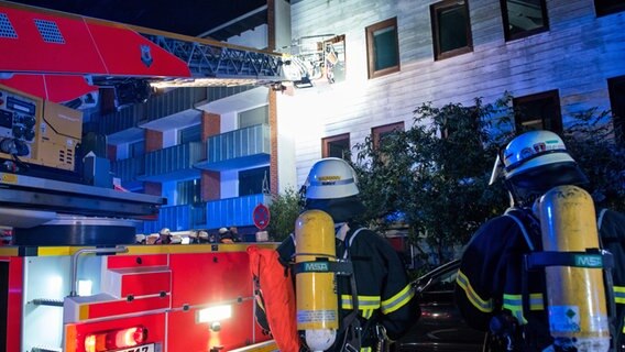 Einsatzkräfte der Feuerwehr stehen im Hamburger Stadtteil Billstedt vor einer Jugendwohneinrichtung. © picture alliance / dpa Foto: Daniel Bockwoldt