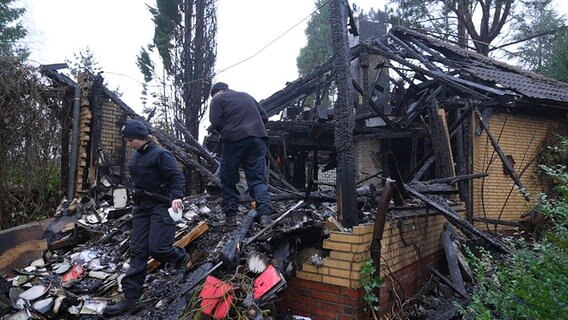 Einsatzkräfte in einem abgebrannten Haus in Hamburg-Rahlstedt. © picture alliance/dpa Foto: Marcus Brandt