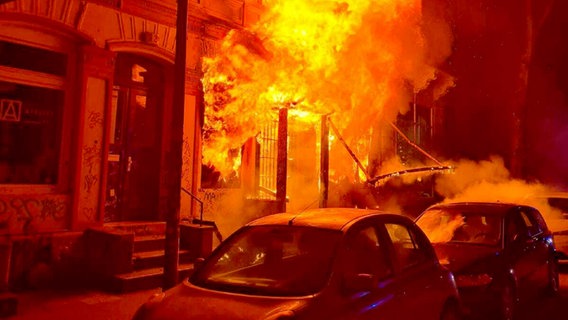Flammen lodern aus einem Mehrfamilienhaus auf St.Pauli. © picture alliance/dpa/TNN 